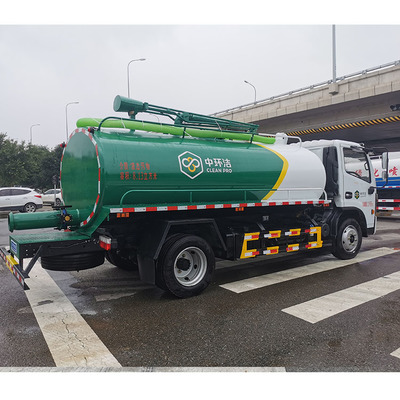 城市清道夫 吸粪车与吸污车的默默奉献